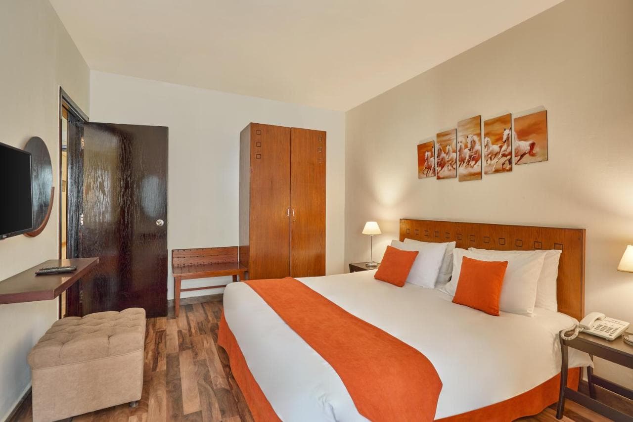 Golden Carven Hotel - image 2